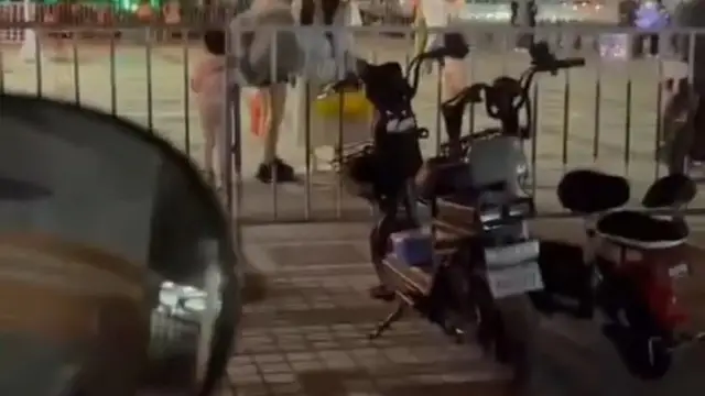 商丘街頭閨蜜大撕逼！兩個騷婦當街互扇，原來是照顧閨蜜老公照顧上床了！