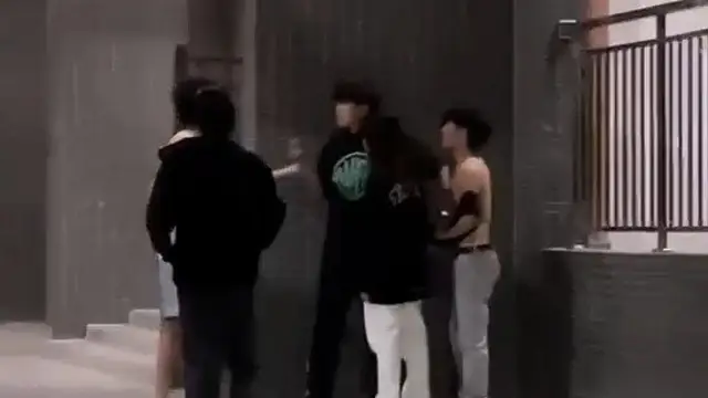 小仙女腳踏兩條船惹怒男主，帶小三校園漫步被逮個正著！原配男主怒揍一頓，小三還被安慰，真是個母0無疑！
