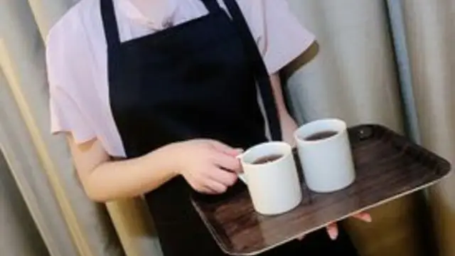 FC2精品無碼PPV-2982071 カフェバイトの黒髪のあの子・男二人で応援3P中出し