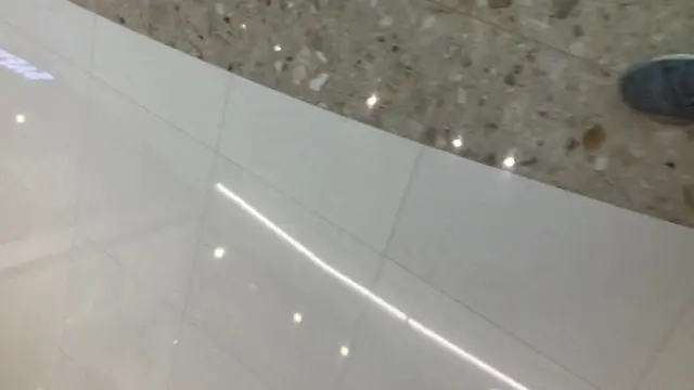 商場女廁一路跟蹤尾隨 偷拍大長腿美女粉嫩的鮑魚
