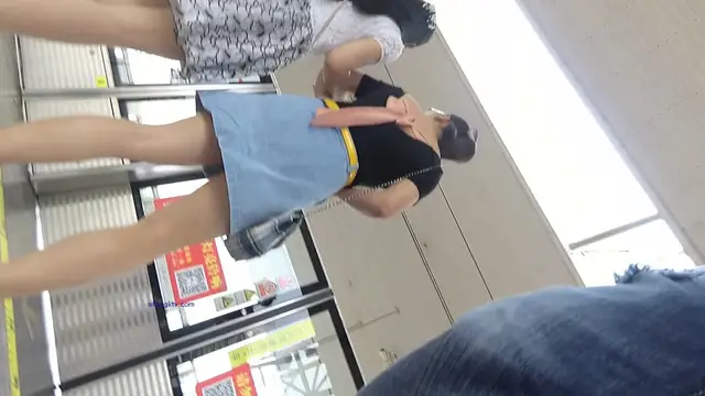 【最新極品抄底】成都地鐵醫院抄底驚現無內長腿美女 各式內內讓人噴血 幻想扒下推到啪啪 (12)