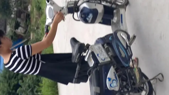 溝廁近距離偷拍 騎電瓶車的少婦 把B撥開來慢慢擦