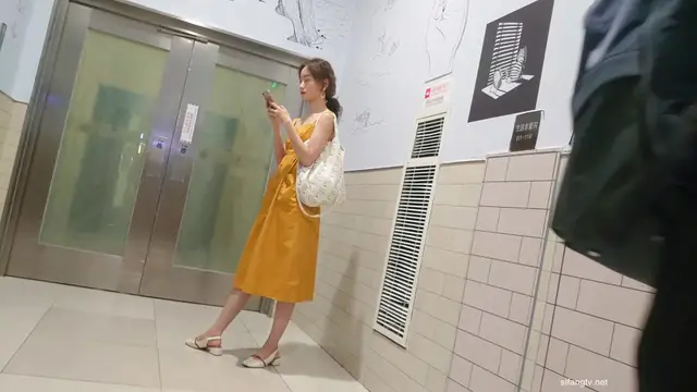 極品黃裙美女藍窄內