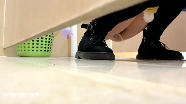 商場女廁偷拍 漂亮美女雪白肥臀 水潤嫩逼