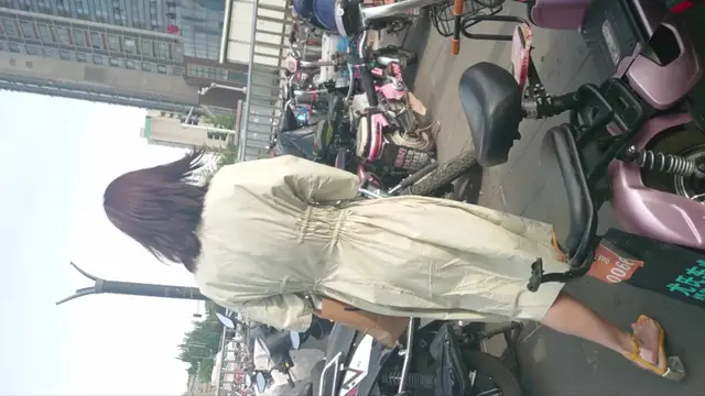綠裙斜腿極品小妹