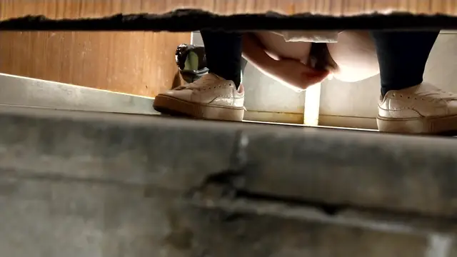 廁拍皮膚白淨燙髮美少婦噓噓
