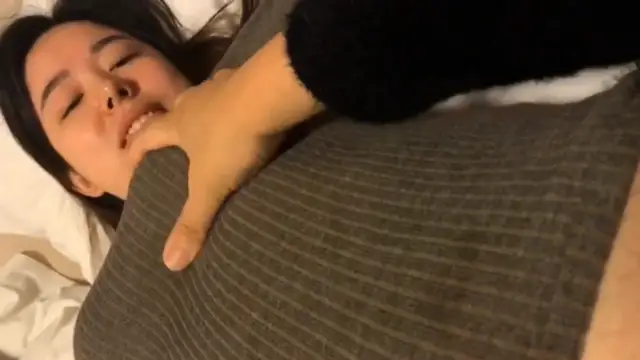 【綠帽淫妻】“有沒有插到你子宮嗯有我幹你爽還是你老公幹你爽” 對白淫蕩