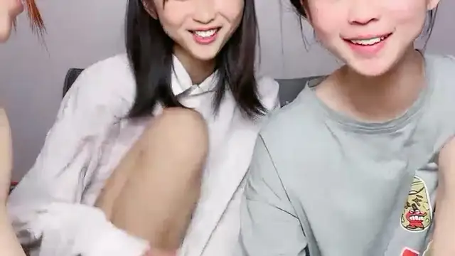 三個超嫩00後妹妹！幸福老哥一挑三！美乳嫩穴主動騎乘位，上下套弄好緊，一個個輪流上，讓人羨慕不已