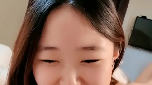 清純的良家小少婦露臉躺在床上全裸跟狼友互動撩騷，揉奶玩逼給狼友看特寫逼逼，溫柔的舔弄大哥的雞巴好騷啊