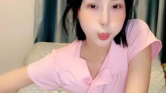 極品顏值美女！外表甜美黑絲美腿！無毛超粉美穴，乾淨無毛粉嫩，張開雙腿特寫，妹妹好想被操