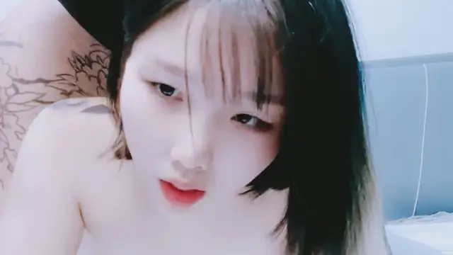 【禁漫直播】滿背紋身的風騷小妹,全程露臉奶子真不小伺候大哥激情啪啪,聽狼友指揮穿上黑絲高跟激情上位奶子亂飛好騷啊