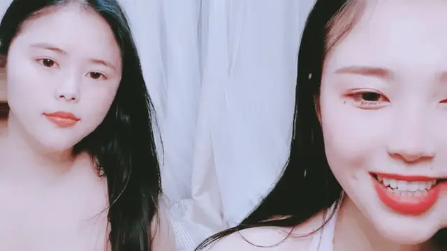 【禁漫直播】雙生姐妹花全程露臉大秀直播,大奶肥臀騷逼特寫展示,道具抽插舔弄妹妹騷穴,互相摩擦浪叫呻吟不止精彩刺激
