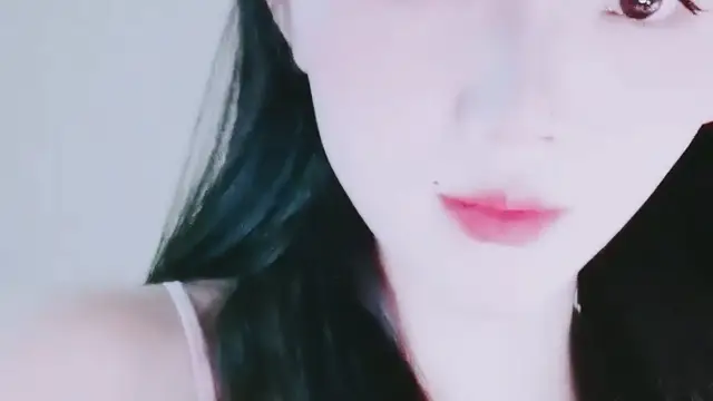 【禁漫直播】氣質眼鏡美女！多毛騷逼自摸誘惑！椅子上M腿特寫,跪著翹起屁股,單腿黑絲極品美腿,搔首弄姿