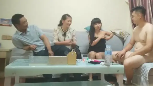 換妻實錄-綠帽夫妻約巨乳夫妻玩4P成人遊戲調情