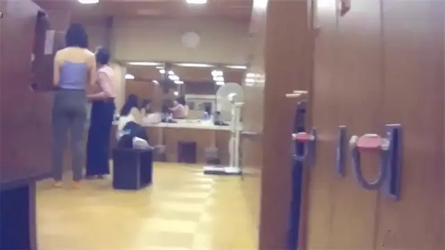 女澡堂更衣間偷拍